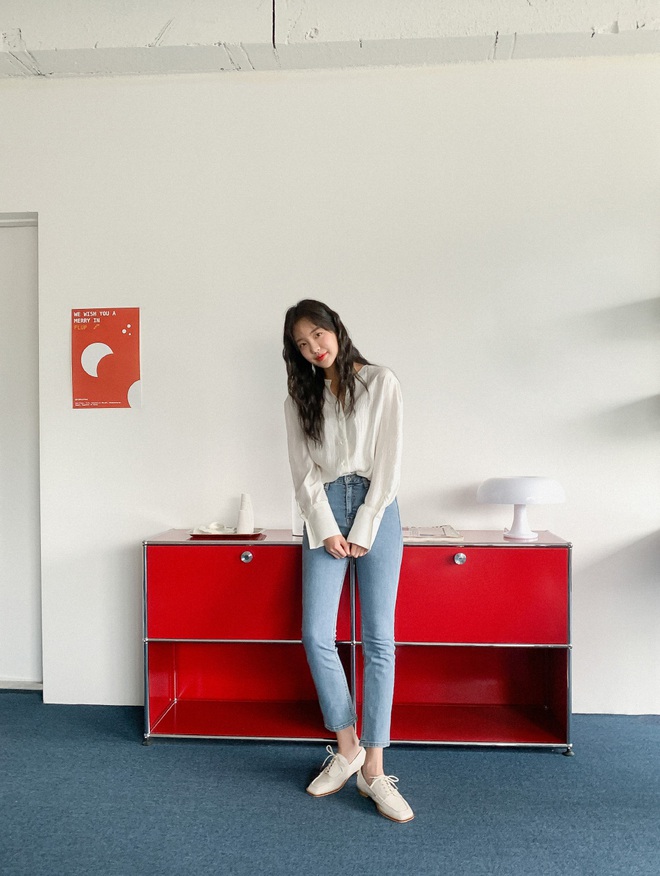 Hội s&agrave;nh mặc ch&acirc;u &Aacute; đang rần rần diện quần jeans với gi&agrave;y Oxford, bạn kh&ocirc;ng biết l&agrave; thiệt mất bao set đồ đẹp - Ảnh 1.