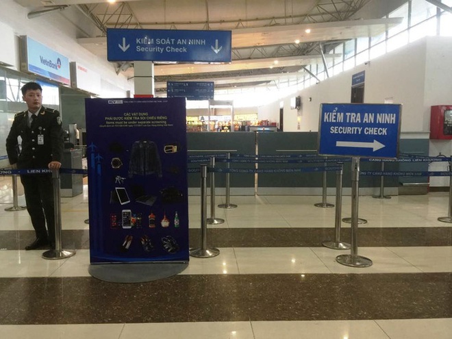 Ph&aacute;t hiện h&agrave;nh kh&aacute;ch mang đ&egrave;n pin ph&aacute;t tia lửa điện v&agrave; gậy l&ecirc;n m&aacute;y bay - Ảnh 1.