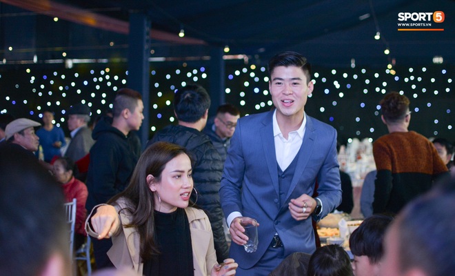 Duy Mạnh mặc suit đơn giản, cười hết nấc ở bữa tiệc thân mật trước ngày cưới Quỳnh Anh - Ảnh 4.