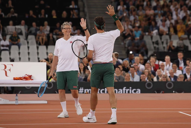 Nadal hạnh ph&uacute;c &ocirc;m chầm Federer khi hai huyền thoại quần vợt c&ugrave;ng lập n&ecirc;n kỷ lục v&ocirc; tiền kho&aacute;ng hậu về số kh&aacute;n giả - Ảnh 4.