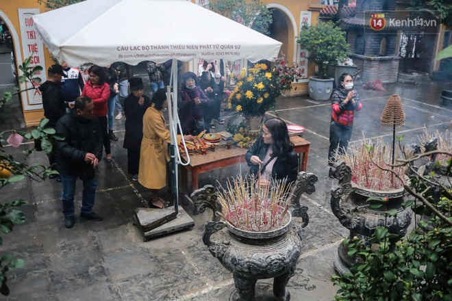 Ảnh: Đền chùa Hà Nội vắng vẻ trong ngày rằm tháng Giêng, người dân đi lễ không quên đeo khẩu trang chống dịch nCoV - Ảnh 1.