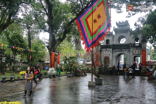 Ảnh: Đền chùa Hà Nội vắng vẻ trong ngày rằm tháng Giêng, người dân đi lễ không quên đeo khẩu trang chống dịch nCoV - Ảnh 7.