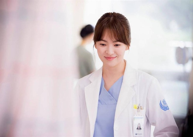 5 nữ bác sĩ đã xinh đẹp lại còn có tâm với nghề của màn ảnh Hàn: Cả Song Hye Kyo lẫn Lee Sung Kyung đều bất chấp tính mạng vì bệnh nhân - Ảnh 4.