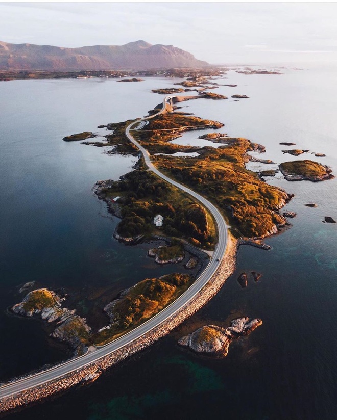 Chiêm ngưỡng cung đường vượt biển “huyền thoại” đẹp nhất hành tinh ở Na Uy, ước mơ trong đời của biết bao phượt thủ thế giới - Ảnh 1.