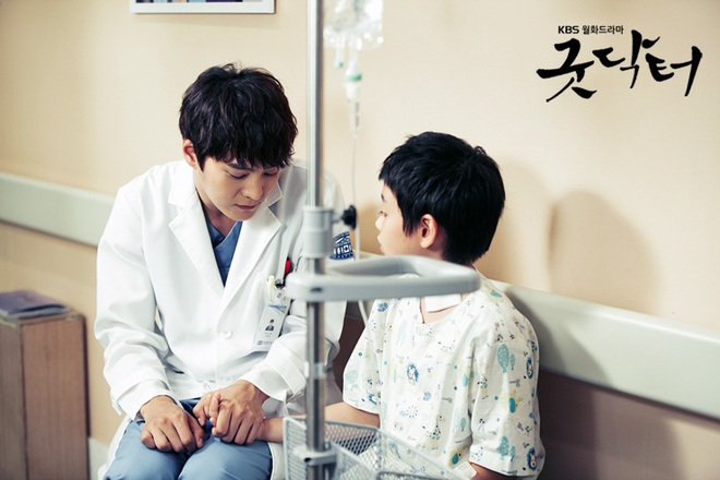 Chân dung lương y như từ mẫu xứ Hàn: Song Hye Kyo liều mạng vì bệnh nhân, thầy thuốc Kim gây sốt vì mở viện cho người nghèo - Ảnh 11.