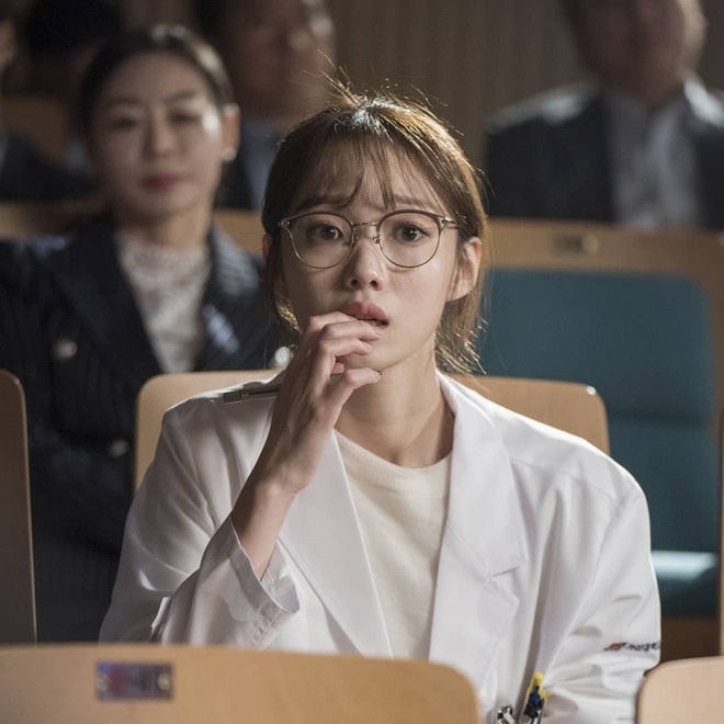 5 nữ bác sĩ đã xinh đẹp lại còn có tâm với nghề của màn ảnh Hàn: Cả Song Hye Kyo lẫn Lee Sung Kyung đều bất chấp tính mạng vì bệnh nhân - Ảnh 3.