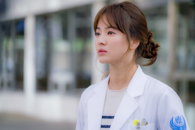 5 nữ bác sĩ đã xinh đẹp lại còn có tâm với nghề của màn ảnh Hàn: Cả Song Hye Kyo lẫn Lee Sung Kyung đều bất chấp tính mạng vì bệnh nhân - Ảnh 5.