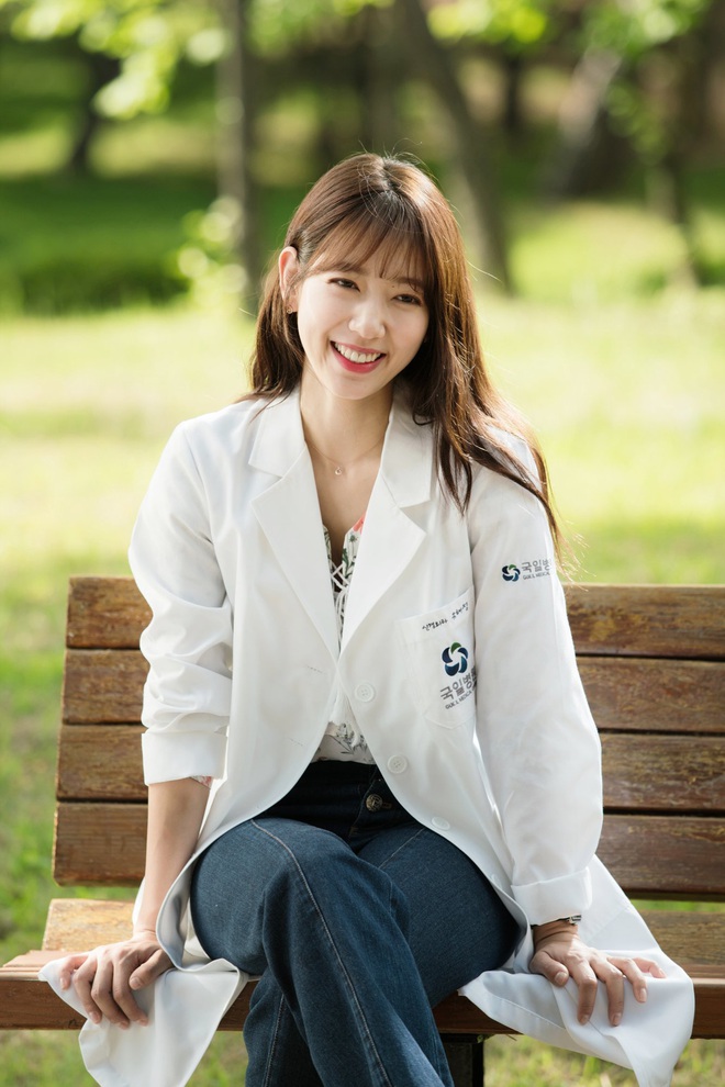 5 nữ bác sĩ đã xinh đẹp lại còn có tâm với nghề của màn ảnh Hàn: Cả Song Hye Kyo lẫn Lee Sung Kyung đều bất chấp tính mạng vì bệnh nhân - Ảnh 11.
