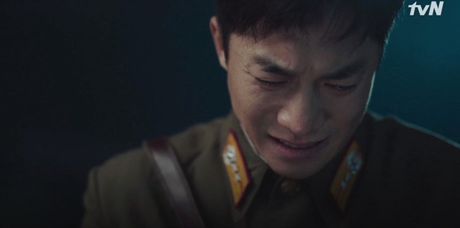 Hyun Bin làm gỏi gã phản diện dọa giết Son Ye Jin, ai sẽ là người rời nhà chung Crash Landing On You đây? - Ảnh 3.