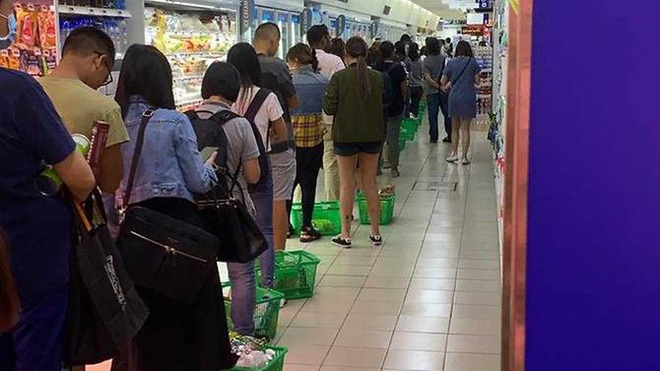 Singapore vừa nâng mức cảnh báo virus corona, người dân đã ùn ùn quét sạch nhu yếu phẩm tại hàng loạt siêu thị - Ảnh 5.