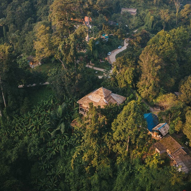 Khu nhà trên đồi đang làm mưa làm gió ở Thái Lan khiến dân tình mê mẩn, nhìn ảnh thôi là muốn buông bỏ mọi thứ để đến một lần - Ảnh 1.