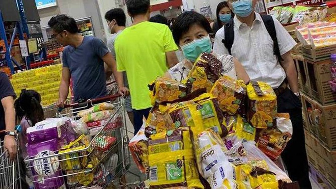 Singapore vừa nâng mức cảnh báo virus corona, người dân đã ùn ùn quét sạch nhu yếu phẩm tại hàng loạt siêu thị - Ảnh 4.