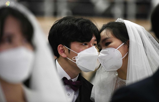 6000 cặp đôi trong đám cưới tập thể ở Hàn Quốc giữa dịch virus corona: Người đeo khẩu trang kín mít, người vẫn bất chấp trao nụ hôn - Ảnh 9.