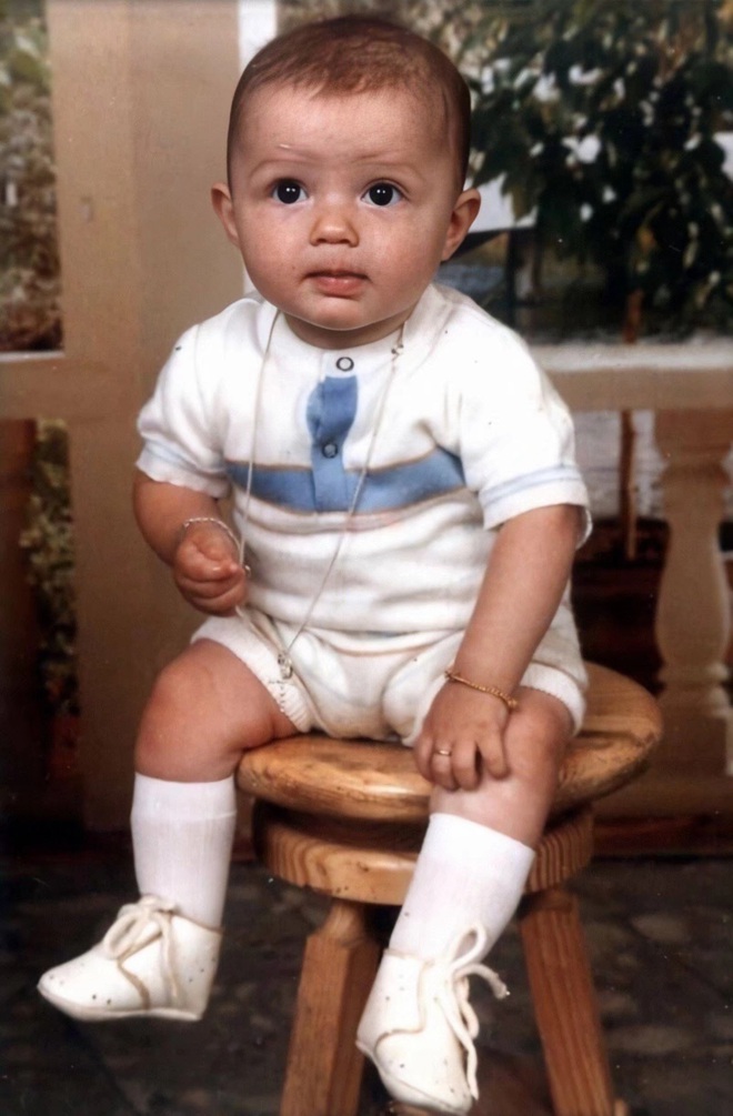 Bạn có muốn xem ảnh của siêu sao bóng đá Cristiano Ronaldo khi còn bé không? Đây chắc chắn là một cách tuyệt vời để nhìn thấy quá trình phát triển của anh ta từ khi còn rất nhỏ.