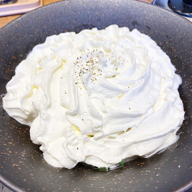 Món ăn mới đang gây lú ở Nhật Bản: Tưởng kem nhưng lại chẳng phải, đào sâu bên dưới mới thấy điều bất ngờ - Ảnh 1.