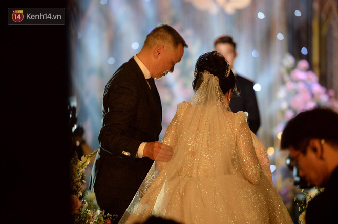 Duy Mạnh - Quỳnh Anh bật khóc trong đám cưới, bố cô dâu xúc động nhắn nhủ: Dẫu gian nan mong 2 con vẫn bên nhau - Ảnh 3.