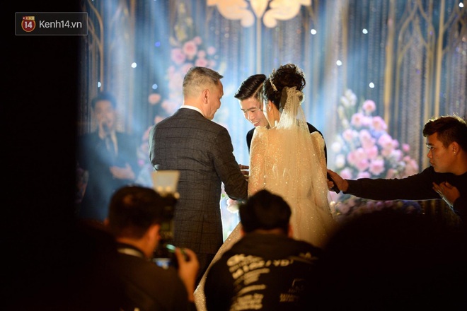 Duy Mạnh - Quỳnh Anh bật khóc trong đám cưới, bố cô dâu xúc động nhắn nhủ: Dẫu gian nan mong 2 con vẫn bên nhau - Ảnh 4.