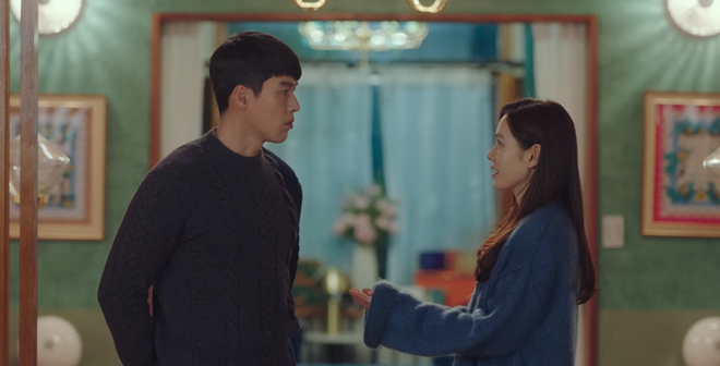 Tặng quà bồ mà bẽn lẽn như trai mới lớn, Hyun Bin khiến Son Ye Jin ham hố đeo nhầm nhẫn ở Crash Landing On You tập 13 - Ảnh 1.