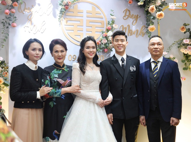 Đám cưới của Quỳnh Anh - Duy Mạnh: Chú rể cực kì bảnh bao, cô dâu xinh đẹp đeo dây chuyền đính 286 viên kim cương giá 800 triệu - Ảnh 1.