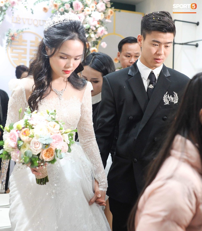 Đám cưới của Quỳnh Anh - Duy Mạnh: Chú rể cực kì bảnh bao, cô dâu xinh đẹp đeo dây chuyền đính 286 viên kim cương giá 800 triệu - Ảnh 2.