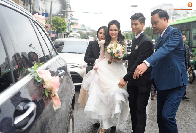 Đám cưới của Quỳnh Anh - Duy Mạnh: Chú rể cực kì bảnh bao, cô dâu xinh đẹp đeo dây chuyền đính 286 viên kim cương giá 800 triệu - Ảnh 8.