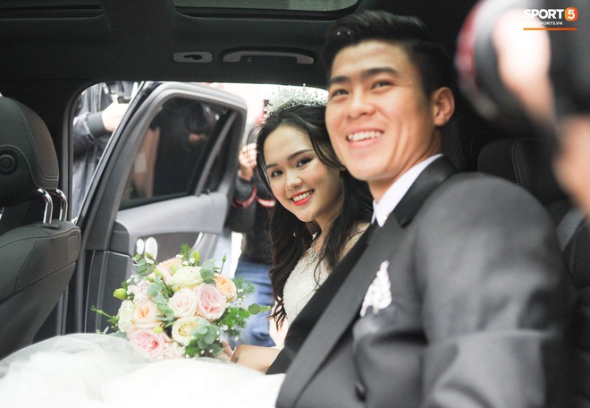 Đám cưới của Quỳnh Anh - Duy Mạnh: Chú rể cực kì bảnh bao, cô dâu xinh đẹp đeo dây chuyền đính 286 viên kim cương giá 800 triệu - Ảnh 6.