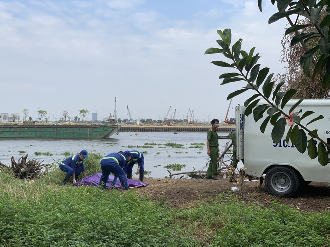 Thi thể người xăm dòng chữ trăng mờ bên suối nổi trên sông Sài Gòn - Ảnh 2.