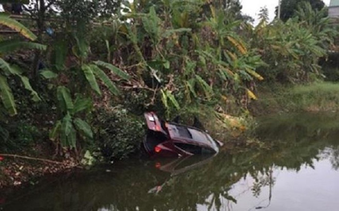 Ô tô rơi xuống ao ven Quốc lộ 18, hai vợ chồng ở Quảng Ninh thiệt mạng - Ảnh 1.
