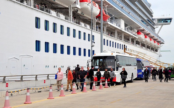 T&agrave;u Diamond Princess c&oacute; du kh&aacute;ch nhiễm nCoV đ&atilde; tham quan vịnh Hạ Long trong gần 9 giờ  - Ảnh 1.