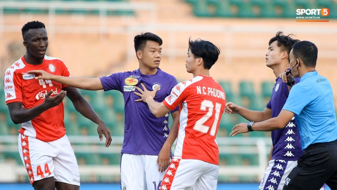 Công Phượng phản ứng nhanh, ngăn đồng đội xô xát với trung vệ U23 Việt Nam - Ảnh 2.