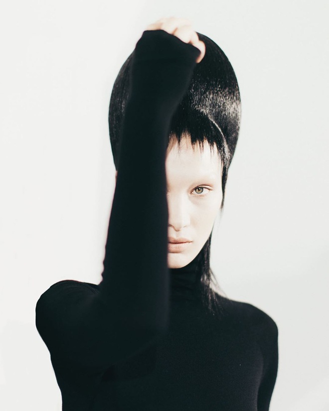Thương thay Bella Hadid, b&igrave;nh thường xinh đẹp l&agrave; thế m&agrave; nay phải cosplay ma nữ t&oacute;c bết ai nh&igrave;n cũng muốn chạy xa - Ảnh 6.