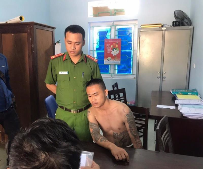 B&eacute; trai 6 tuổi bị nam thanh ni&ecirc;n d&ugrave;ng gậy đ&aacute;nh nhập viện - Ảnh 1.