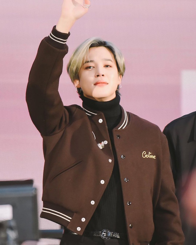 Lisa - Jimin kh&ocirc;ng hẹn m&agrave; diện đồ &ldquo;men&rdquo; giống nhau, ri&ecirc;ng Jennie l&ecirc;n đồ xinh y&ecirc;u vậy m&agrave; gặp Suga diện y chang mới ngộ - Ảnh 3.