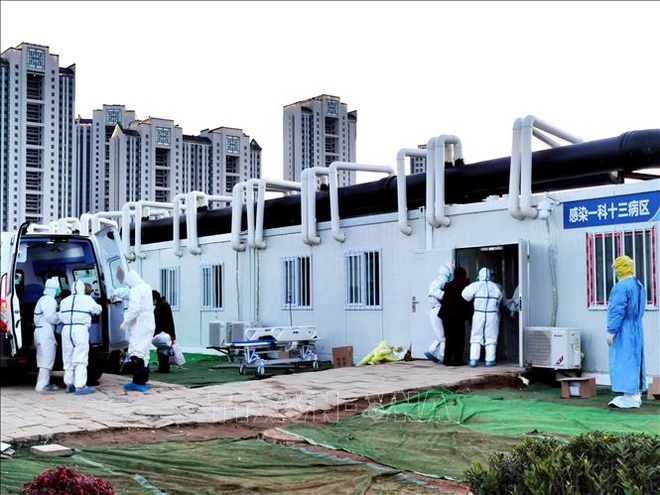 Dịch COVID-19: Bệnh nh&acirc;n gi&agrave; nhất ở Trung Quốc xuất viện - Ảnh 1.