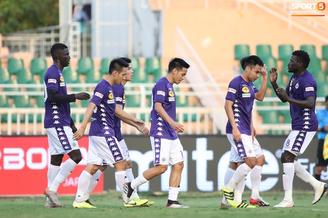 HLV CLB H&agrave; Nội vui v&igrave; h&oacute;a giải th&agrave;nh c&ocirc;ng cặp Messi, Ronaldo của TP.HCM, lo ngại Duy Mạnh chấn thương nặng - Ảnh 12.