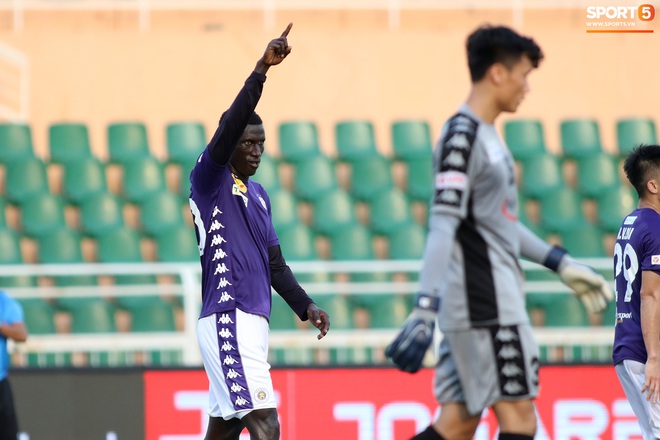 HLV CLB H&agrave; Nội vui v&igrave; h&oacute;a giải th&agrave;nh c&ocirc;ng cặp Messi, Ronaldo của TP.HCM, lo ngại Duy Mạnh chấn thương nặng - Ảnh 10.