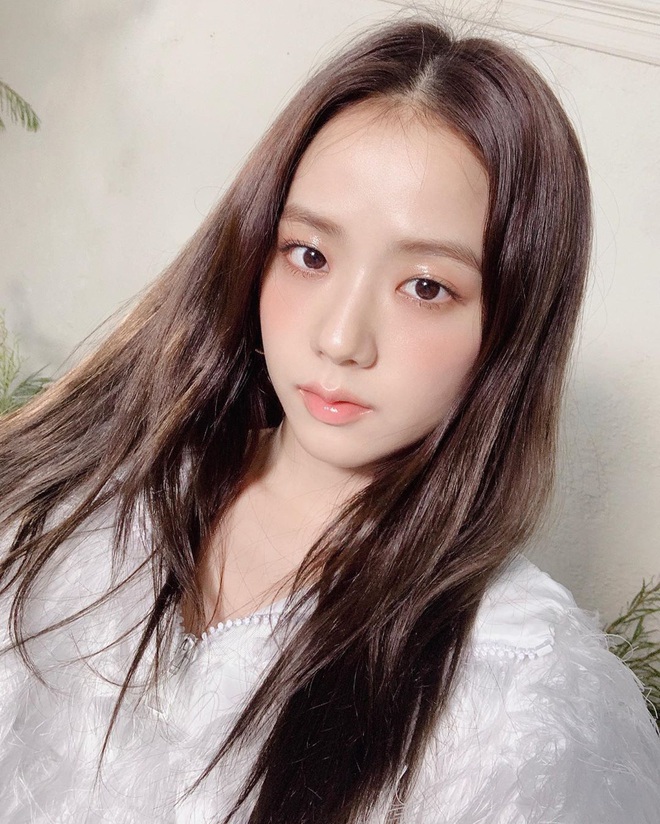 Hiếm ai d&aacute;m chụp h&igrave;nh tạp ch&iacute; si&ecirc;u zoom như nữ thần BLACKPINK, từng đường n&eacute;t đều khiến d&acirc;n t&igrave;nh muốn rớt li&ecirc;m sỉ - Ảnh 7.