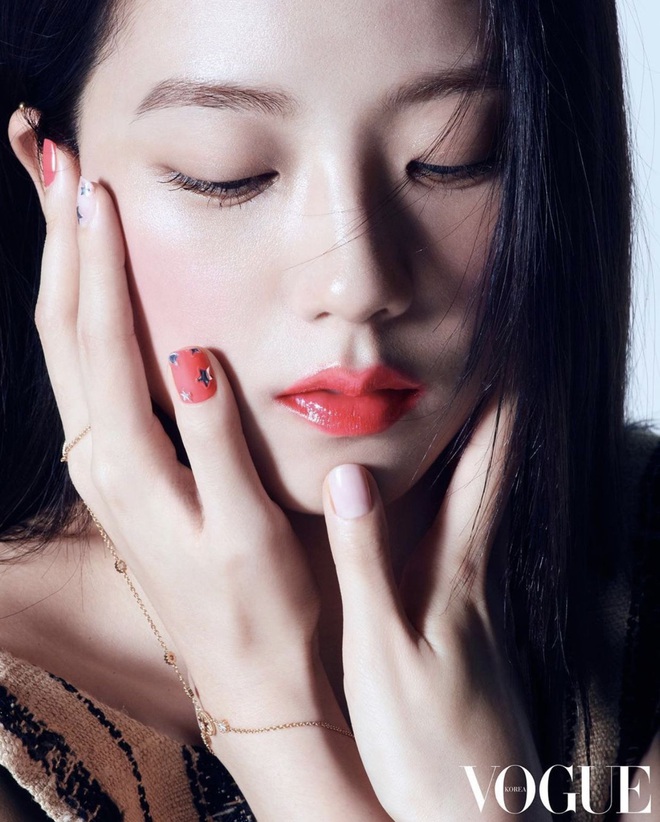 Hiếm ai d&aacute;m chụp h&igrave;nh tạp ch&iacute; si&ecirc;u zoom như nữ thần BLACKPINK, từng đường n&eacute;t đều khiến d&acirc;n t&igrave;nh muốn rớt li&ecirc;m sỉ - Ảnh 3.