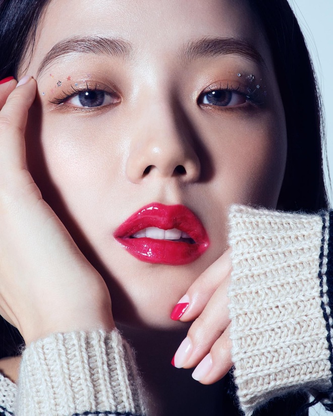 Hiếm ai d&aacute;m chụp h&igrave;nh tạp ch&iacute; si&ecirc;u zoom như nữ thần BLACKPINK, từng đường n&eacute;t đều khiến d&acirc;n t&igrave;nh muốn rớt li&ecirc;m sỉ - Ảnh 4.