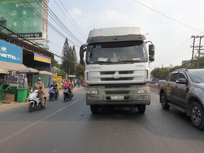 Bình Dương: Cùng anh họ đi làm bảo hiểm, cô gái bị xe tải cán tử vong tại chỗ - Ảnh 3.