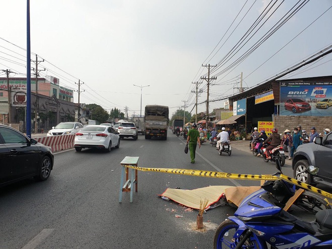 Bình Dương: Cùng anh họ đi làm bảo hiểm, cô gái bị xe tải cán tử vong tại chỗ - Ảnh 2.