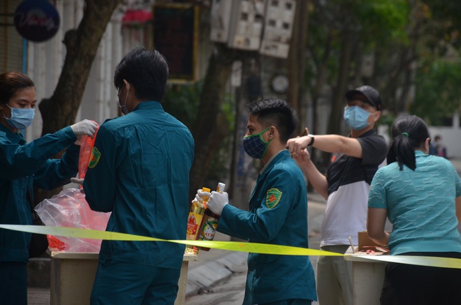 Cuộc sống của người d&acirc;n Tr&uacute;c Bạch ng&agrave;y thứ 4 c&aacute;ch ly: Vui vẻ chơi cầu l&ocirc;ng tập thể dục, nhu yếu phẩm miễn ph&iacute; được đưa tới tận nh&agrave; - Ảnh 11.