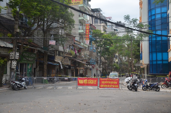 Cuộc sống của người d&acirc;n Tr&uacute;c Bạch ng&agrave;y thứ 4 c&aacute;ch ly: Vui vẻ chơi cầu l&ocirc;ng tập thể dục, nhu yếu phẩm miễn ph&iacute; được đưa tới tận nh&agrave; - Ảnh 1.