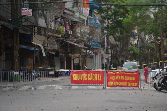 Ảnh hưởng dịch virus corona, hàng loạt cửa hàng phố cổ Hà Nội đóng cửa dừng hoạt động - Ảnh 1.
