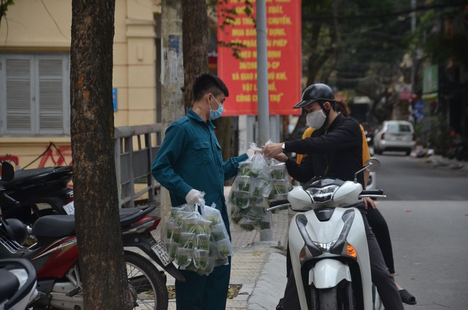 Cuộc sống của người d&acirc;n Tr&uacute;c Bạch ng&agrave;y thứ 4 c&aacute;ch ly: Vui vẻ chơi cầu l&ocirc;ng tập thể dục, nhu yếu phẩm miễn ph&iacute; được đưa tới tận nh&agrave; - Ảnh 10.
