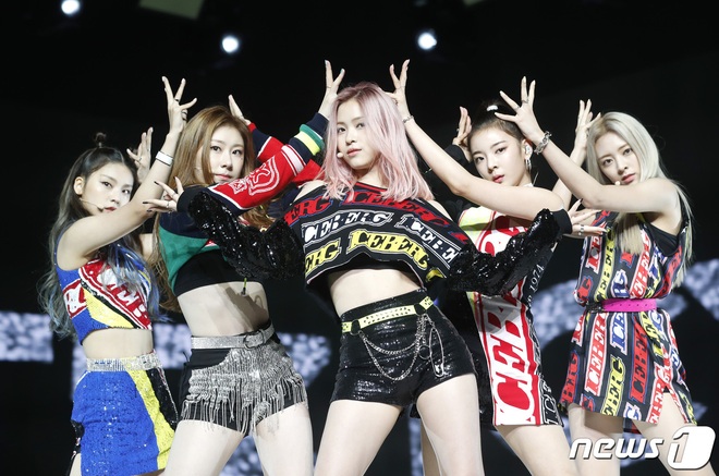 Cả một trời than thở với màn comeback của ITZY: Concept một màu, nhạc không ấn tượng, đến vũ đạo cũng nhàm, toàn cóp nhặt lại từ những hit trước - Ảnh 8.