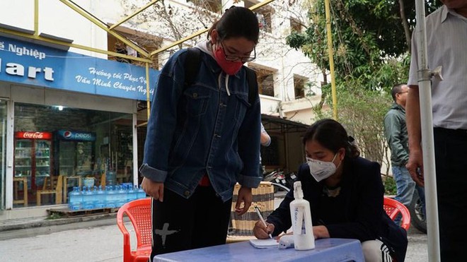 Khai b&aacute;o y tế bắt buộc tại k&yacute; t&uacute;c x&aacute; Đại học Kinh tế Quốc d&acirc;n - Ảnh 2.