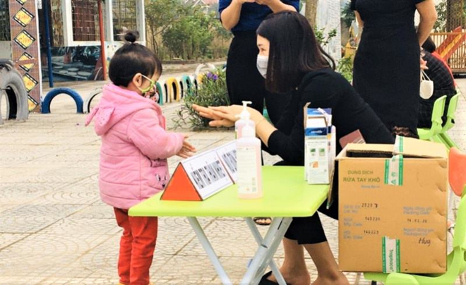 Ảnh: Học sinh mầm non, tiểu học rạng rỡ trở lại trường sau kỳ nghỉ d&agrave;i v&igrave; Covid-19 - Ảnh 3.