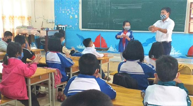 Ảnh: Học sinh mầm non, tiểu học rạng rỡ trở lại trường sau kỳ nghỉ d&agrave;i v&igrave; Covid-19 - Ảnh 7.