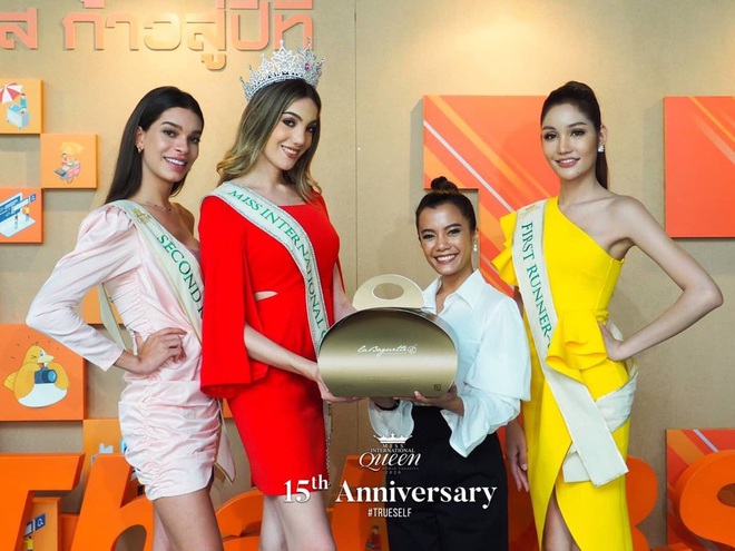 Top 3 Miss International Queen cùng lộ diện sau đăng quang: Tân Hoa hậu bị chê già, kém sắc hơn hẳn so với 2 nàng Á - Ảnh 3.